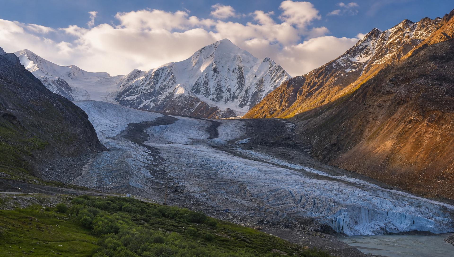 Parkachik Glacier in Ladakh